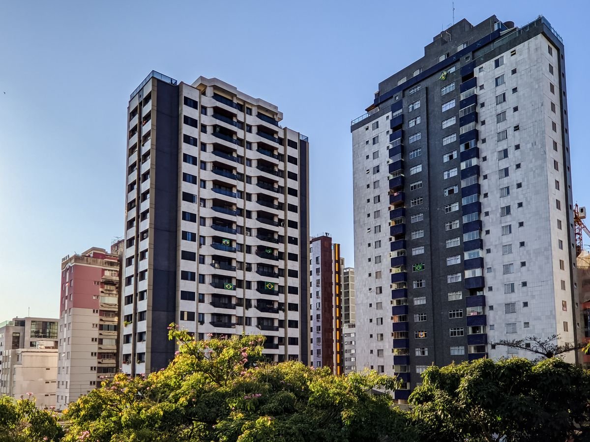 Prédios residenciais brasileiros com bandeiras do Brasil nas varandas